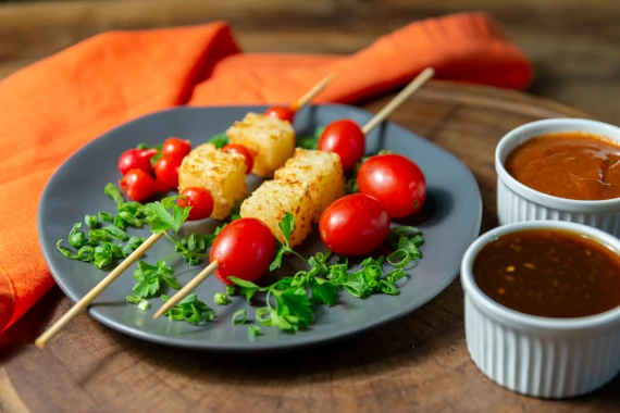 Espetinhos de dadinho de tapioca com tomate cereja e molhos