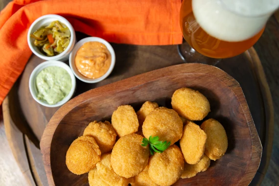 bolinho de feijão com molhos especiais