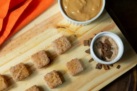 dadinho de tapioca com canela e doce de leite